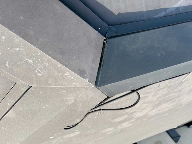 胸板金のジョイント部分・別角度